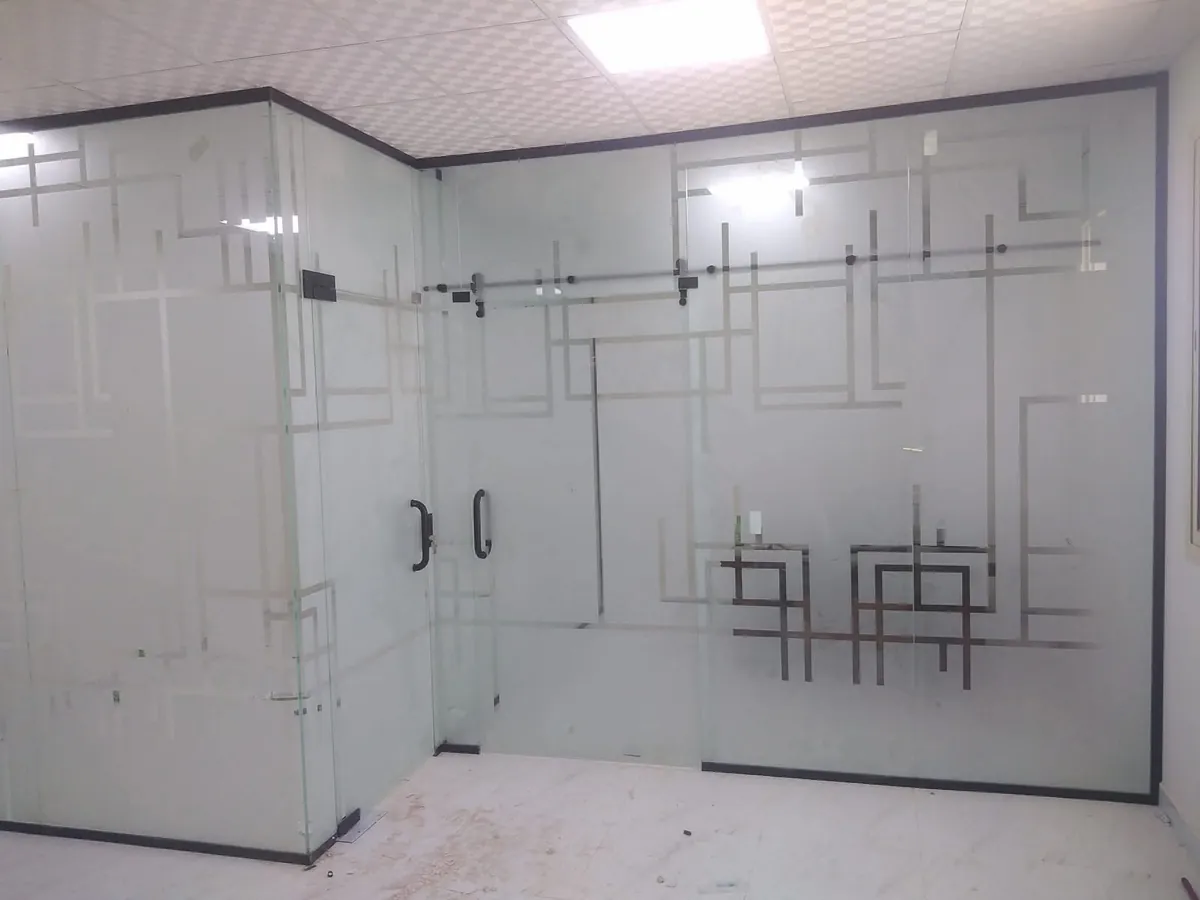 قاطع زجاجي لمكتب عليه استيكر سنفرة بنقشة خطوط هندسية