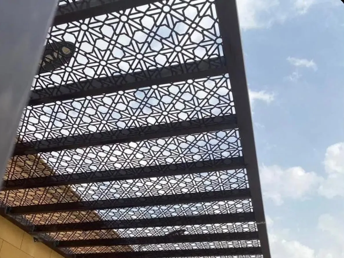 مظلة حديد بألواح مخرّمة بنقشة إسلامية فوق مدخل منزل